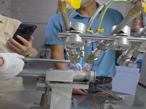 火焰钎焊机焊接汽车油管